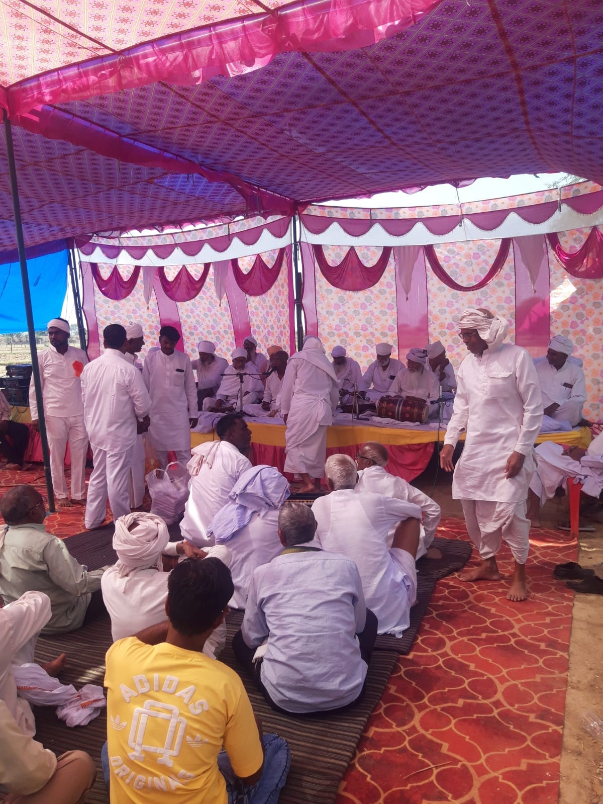 The three-day satsang of 'Jai Bhumiya Baba' concluded with a huge feast; renowned bhajan singers enthralled the audience.
