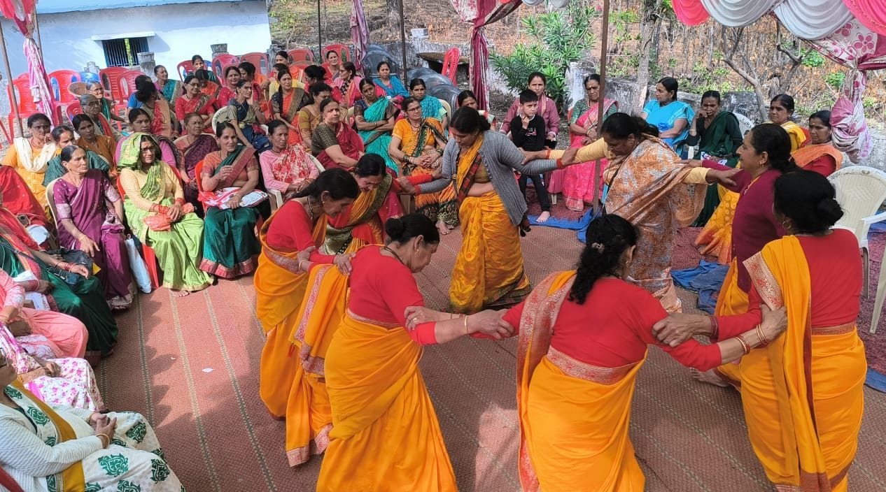 जयहरीखाल ब्लॉक के ग्राम चमेठा स्थित ढौंटियाल महादेव कौथिग में नृत्य की प्रस्तुति देती महिलाएं। 