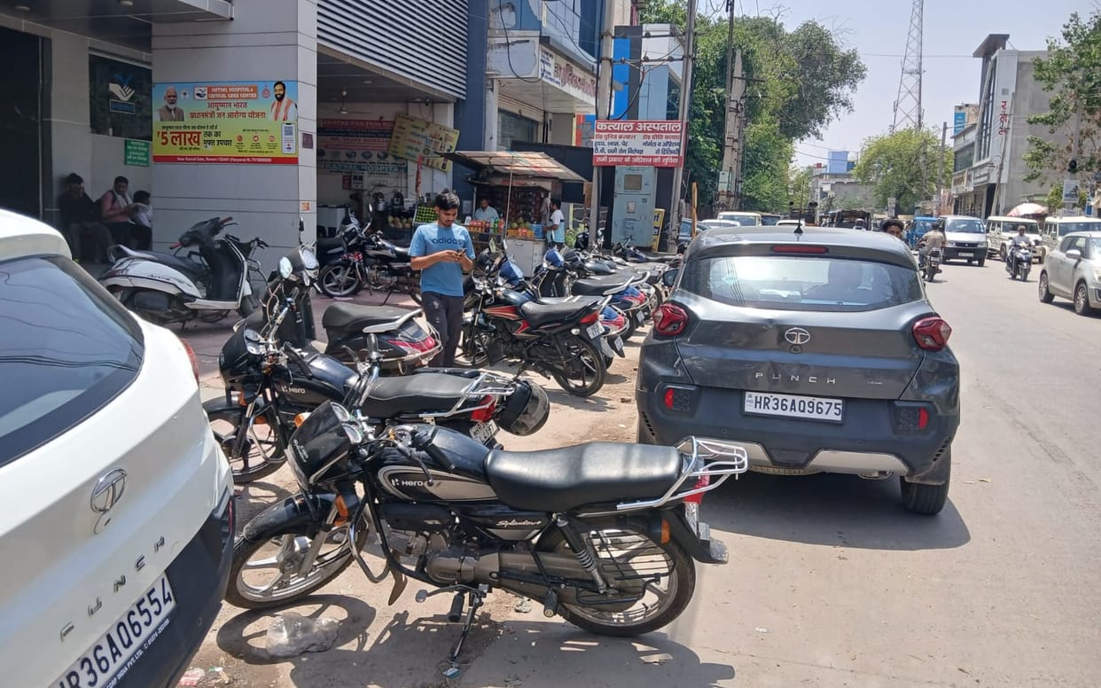 Traffic disruption due to parking of vehicles on the roadside