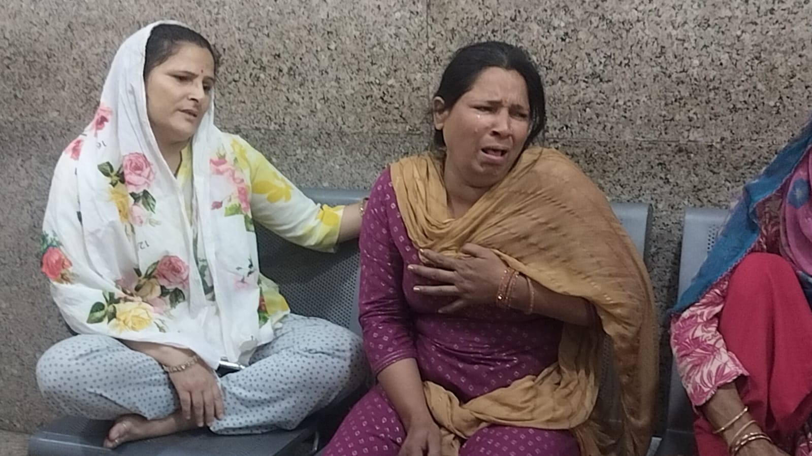 किशोर की मौत के बाद अस्पताल में विलाप करती उसकी मांसंवाद
