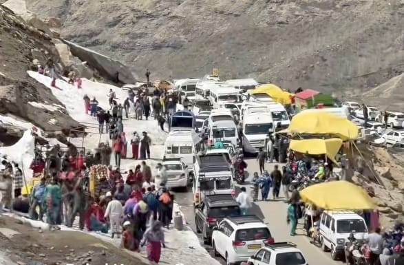 Tourists Slipped on the Snow at Marhi and Thoroughly Enjoyed Themselves.