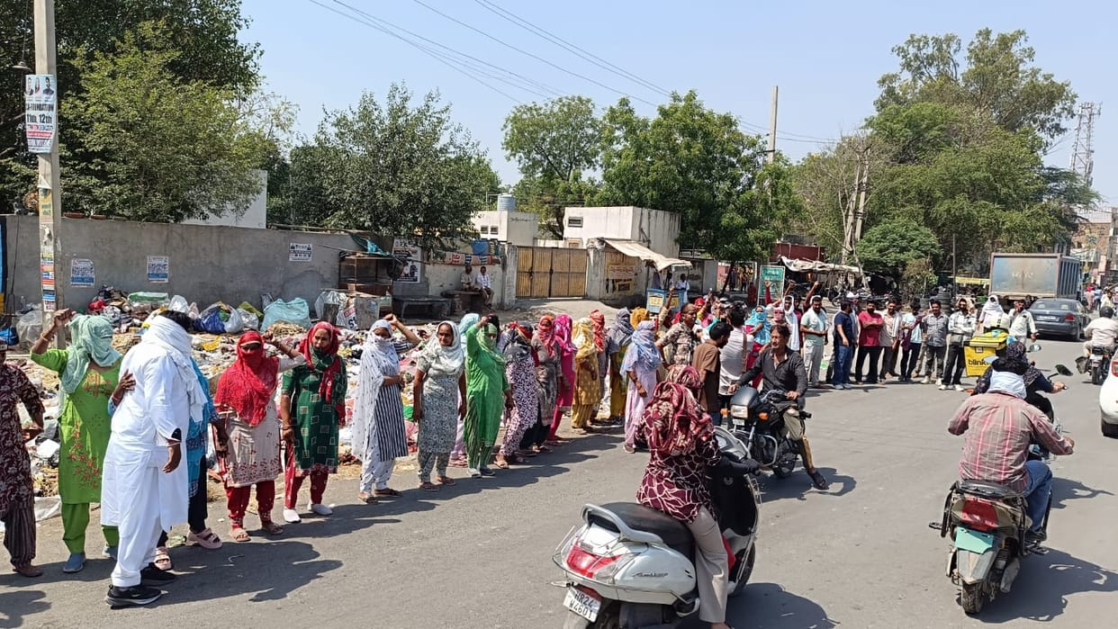 dispute in officers and workers for rubbish lifting