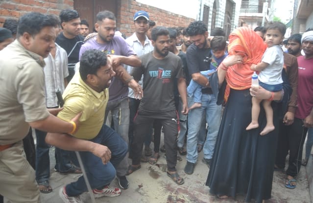 A history-sheeter property dealer returning with milk was stabbed in broad daylight.