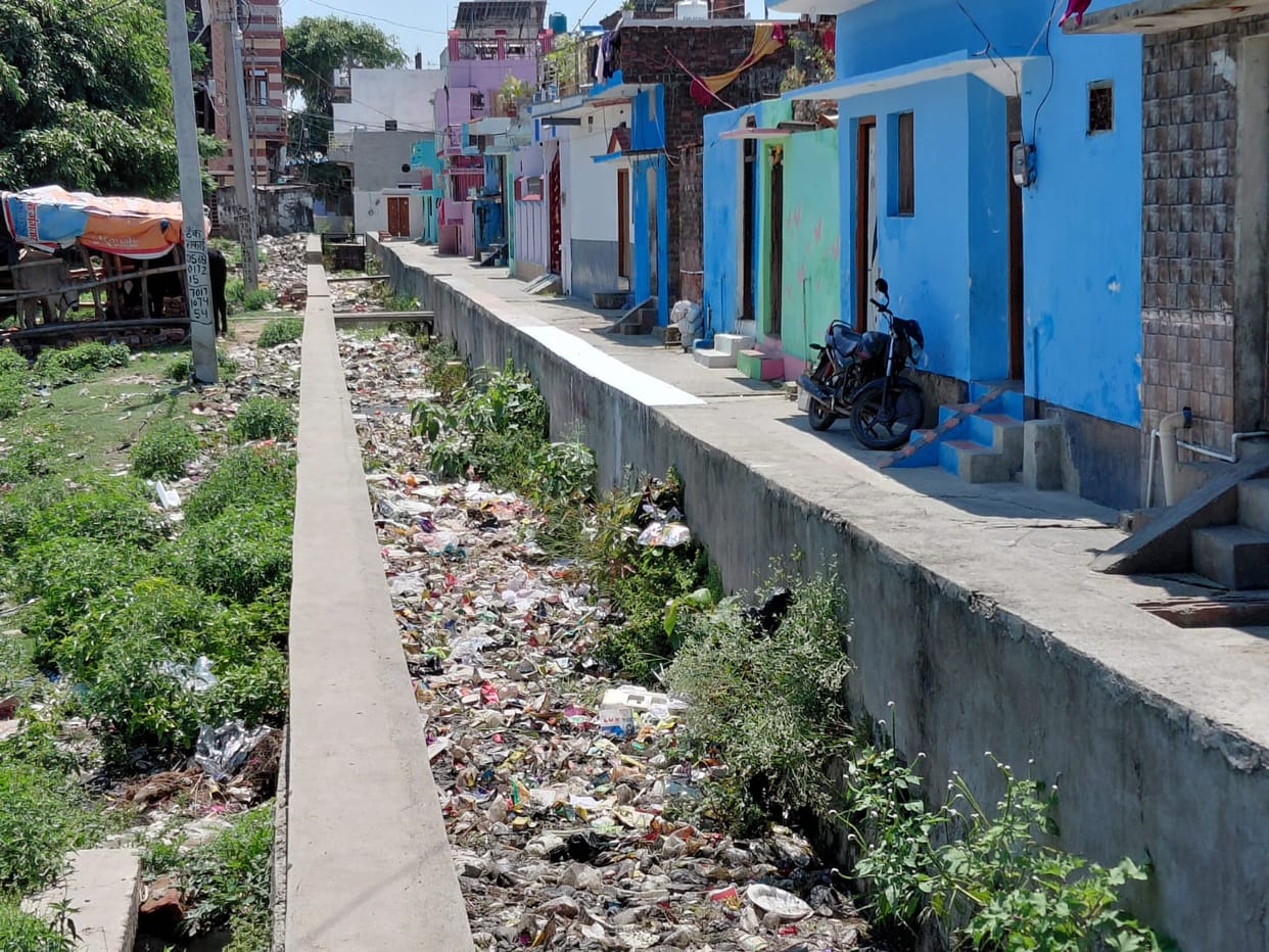 18 slums developed only on paper, but lack walkable roads for 70,000 people