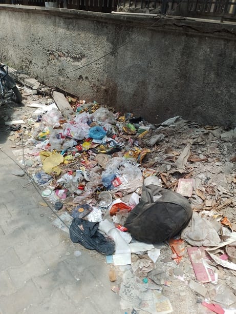 After the corporation employees, JBM workers went on strike, derailing cleaning and garbage collection.