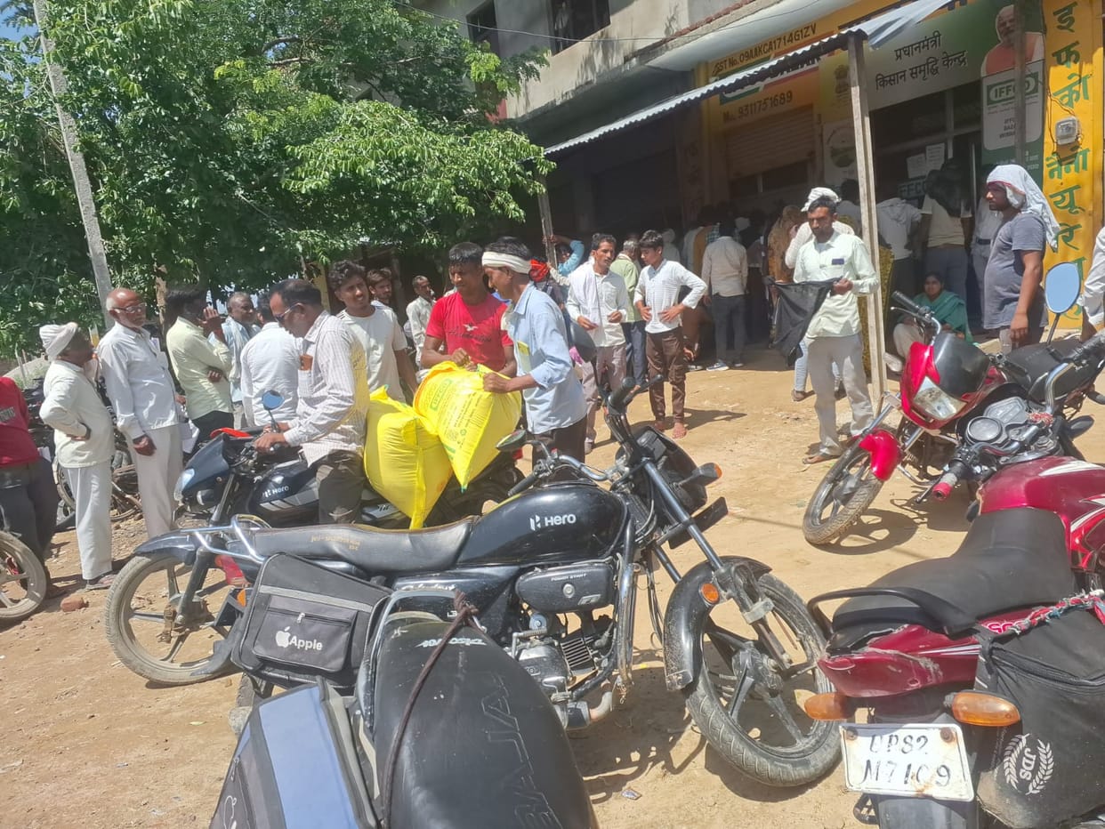 Crowds Swarm for Urea; Police Oversee Distribution