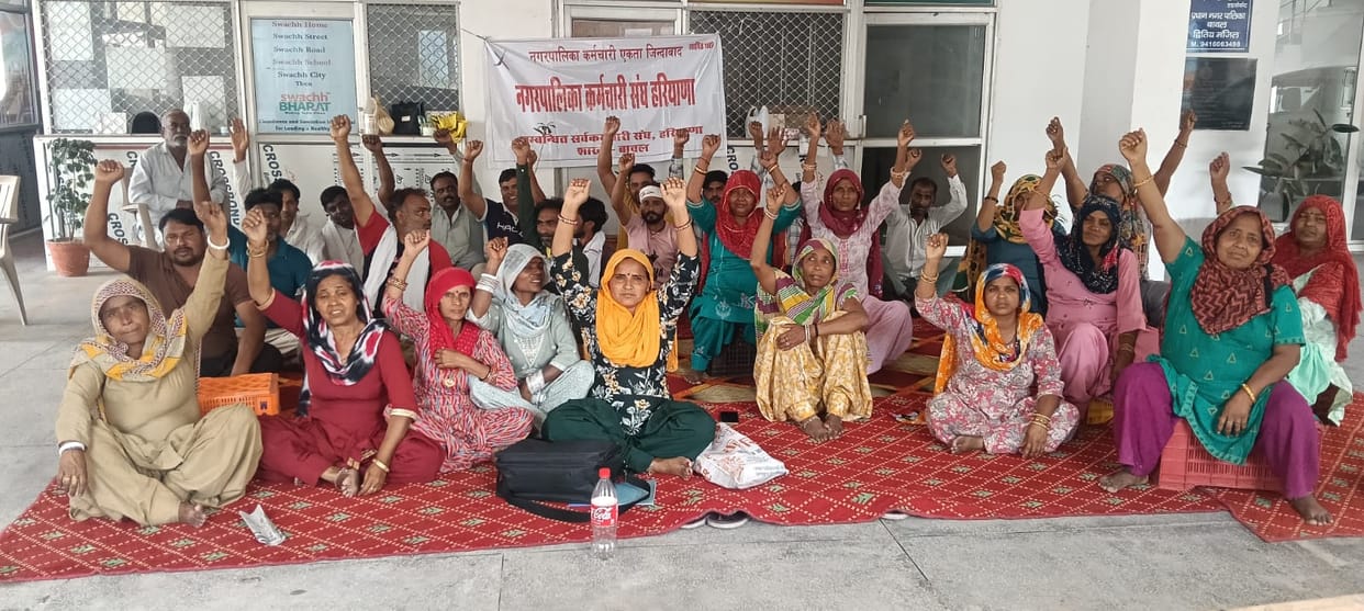 Municipal workers continue their strike for the sixth day, city turns into a garbage dump