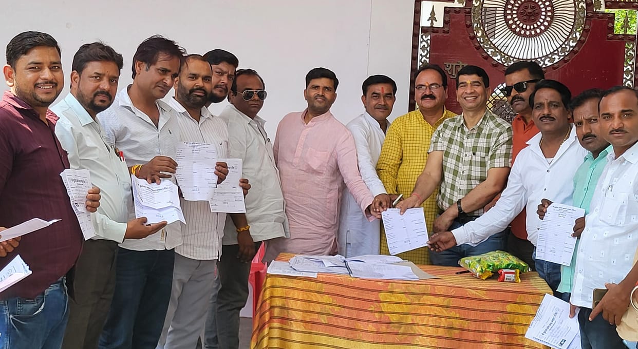 17 nomination papers were sold for the election of eight posts.