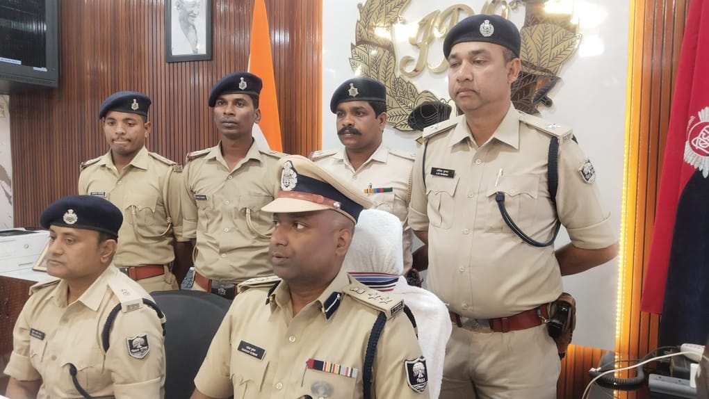 Bihar news In Khagaria, two women and four men were operating an illegal arms factory inside a house.