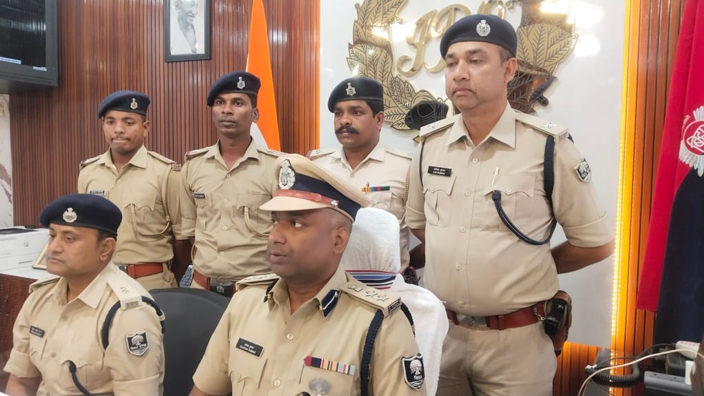प्रेस क्रांफेस में एसपी राकेश कुमार जानकारी देते हुए