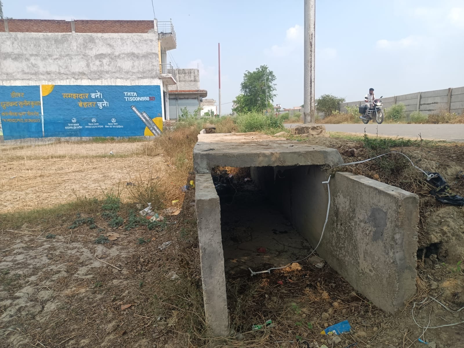 पटखौली मार्ग पर अधूरा छोड़ा गया नाला।