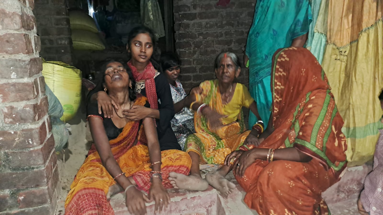 रोते बिलखते परिजन