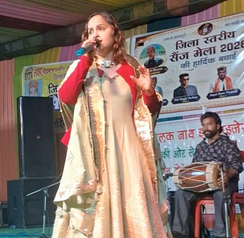 The audience danced energetically to the tunes of hill songs.