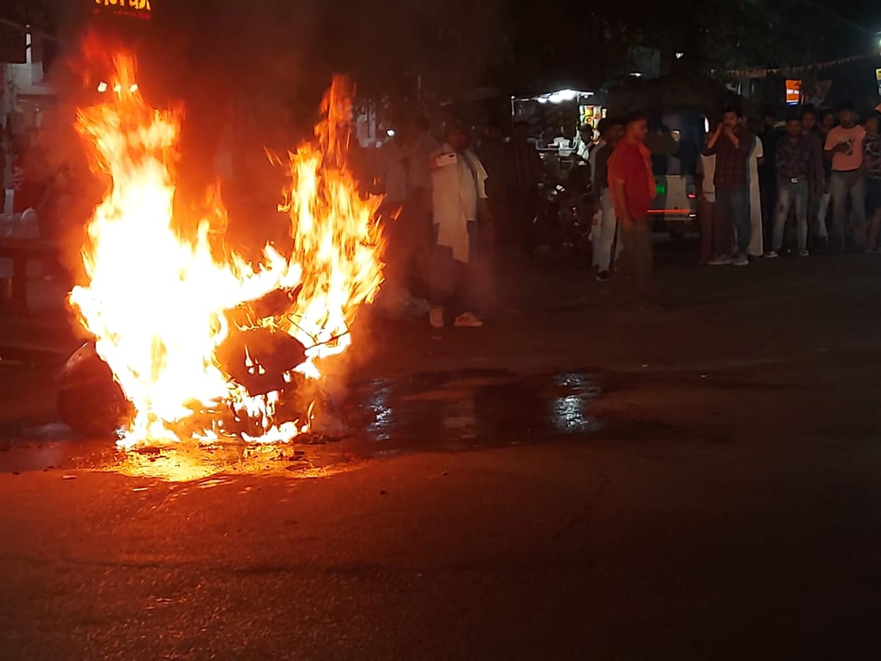 A moving scooter caught fire, the rider narrowly escaped.
