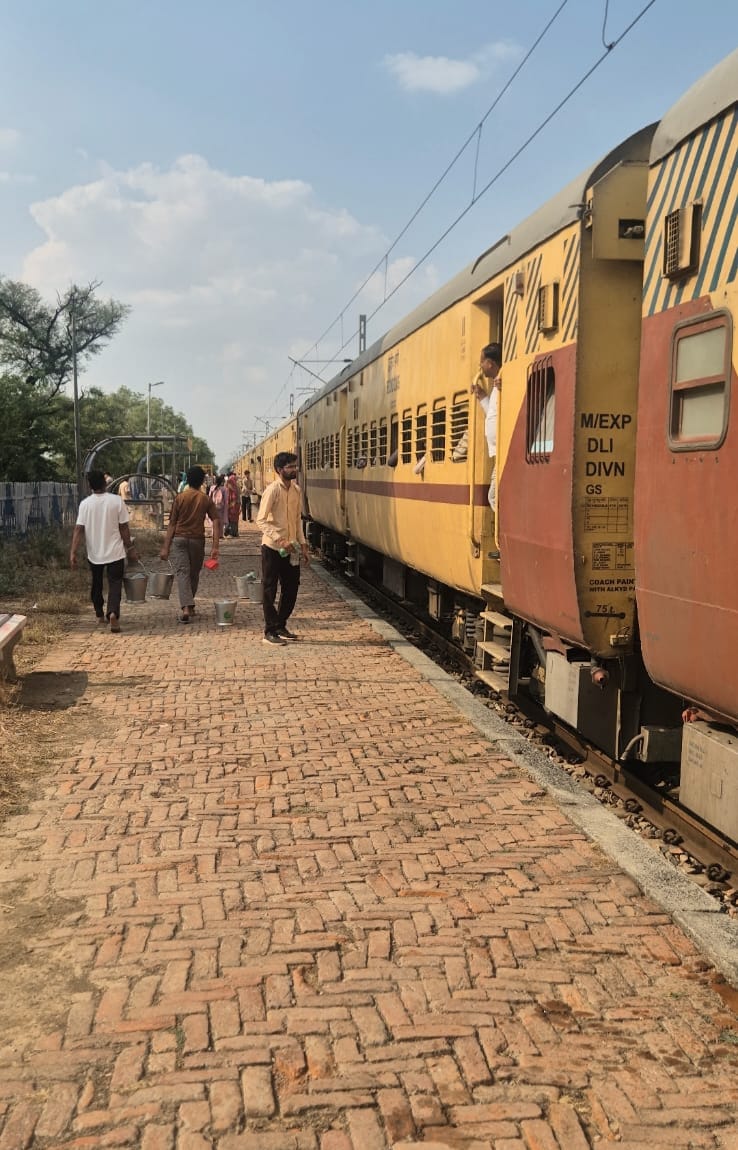 Youths are quenching the thirst of passengers at Pirthala station, providing them with cold water daily