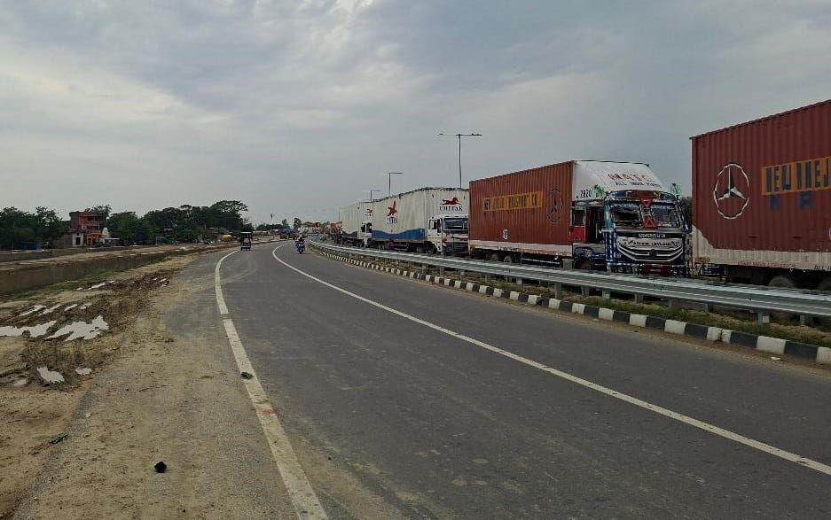 Twelve kilometer long traffic jam of cargo trucks at Sonauli border in Maharajganj