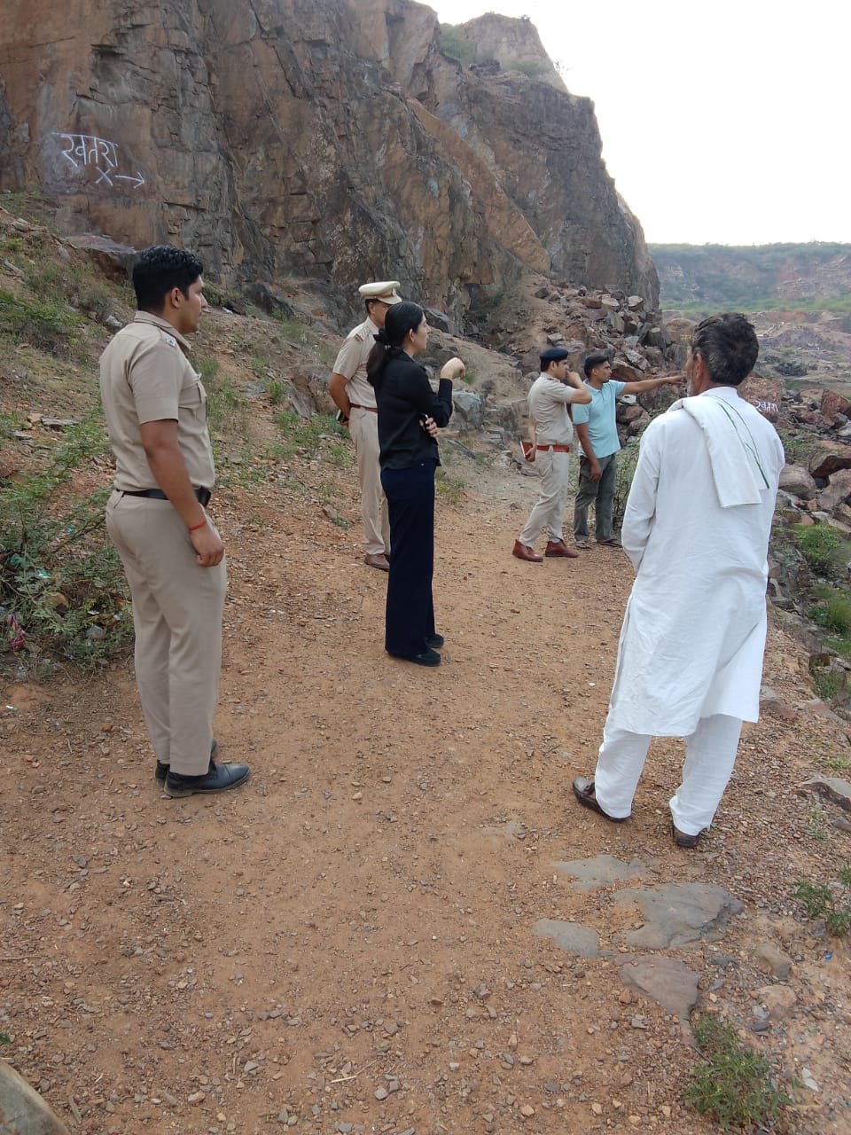 The police chased away the youths who had come to take a bath at Sirohi Lake.