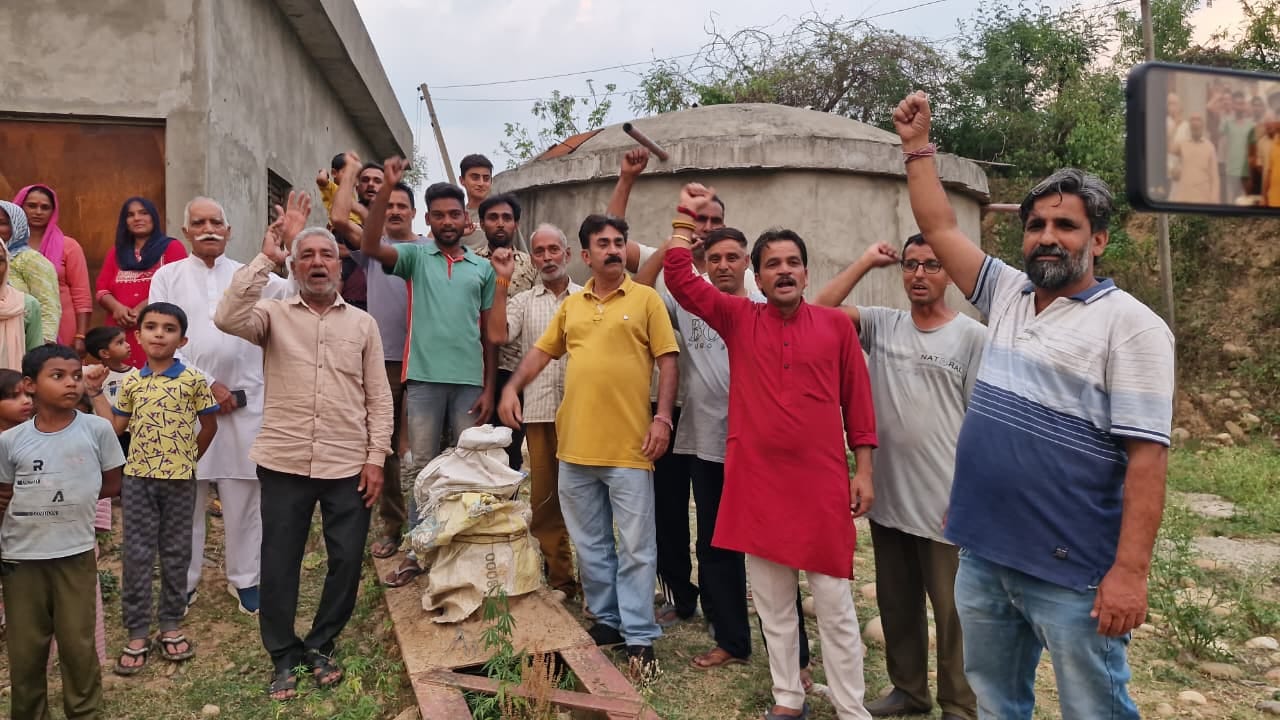 सौंथल साउथ के लोगों ने पेयजल किल्लत को लेकर किया प्रदर्शन संवाद