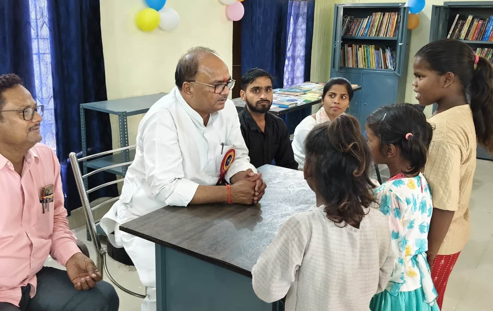 सदर क्षेत्र के भंगवा गांव में पुस्तकालय के उद्घाटन के दौरान बच्चों से बातचीत करते विधायक राजेंद