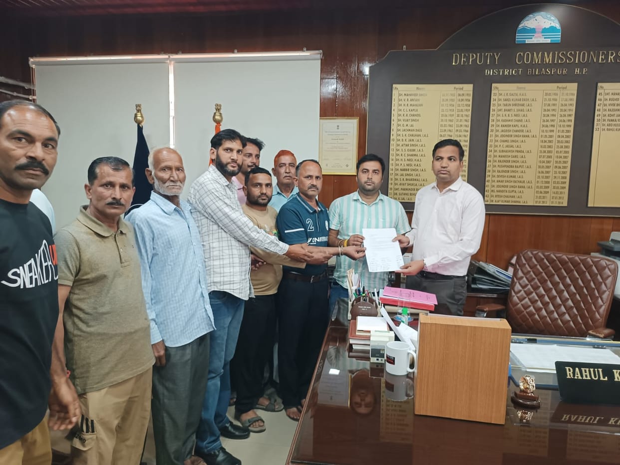 People of Bhadoli Khurd met the Deputy Commissioner regarding road problem and appealed for help.
