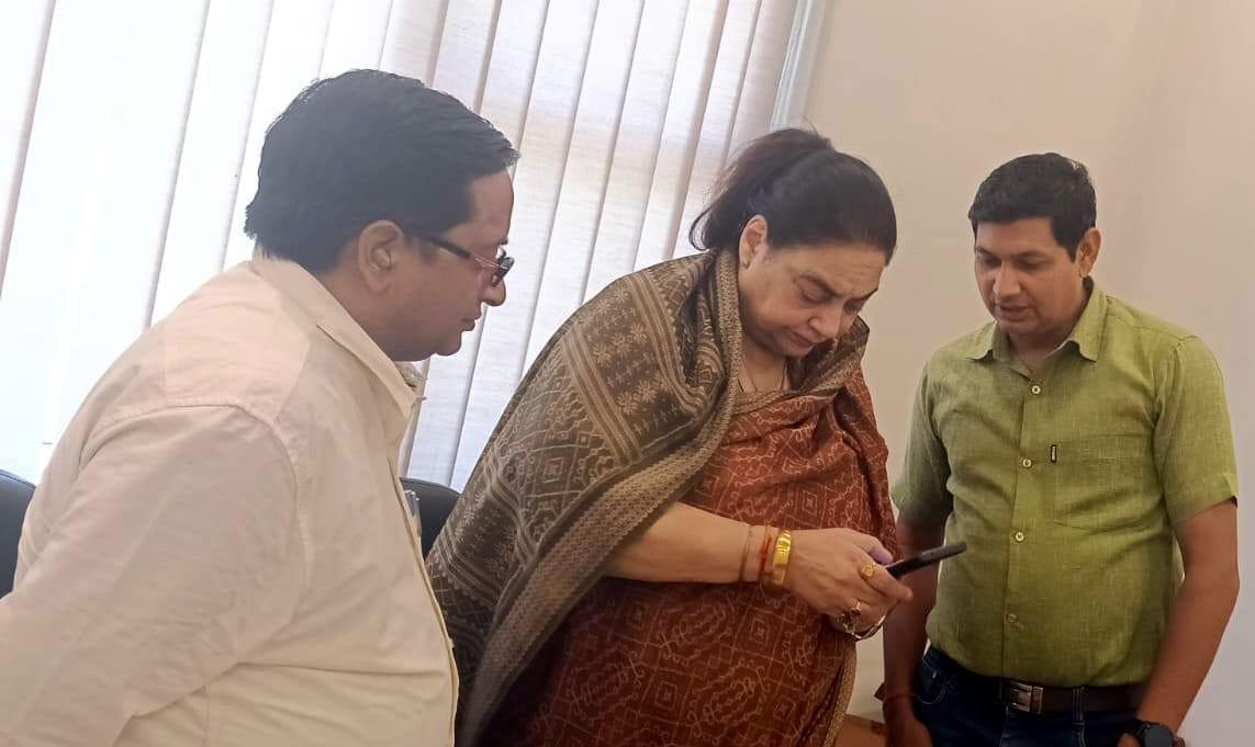 Pakshalika starts self-enumeration by filling in details, encourages citizens to answer 33 questions in digital census by 21st