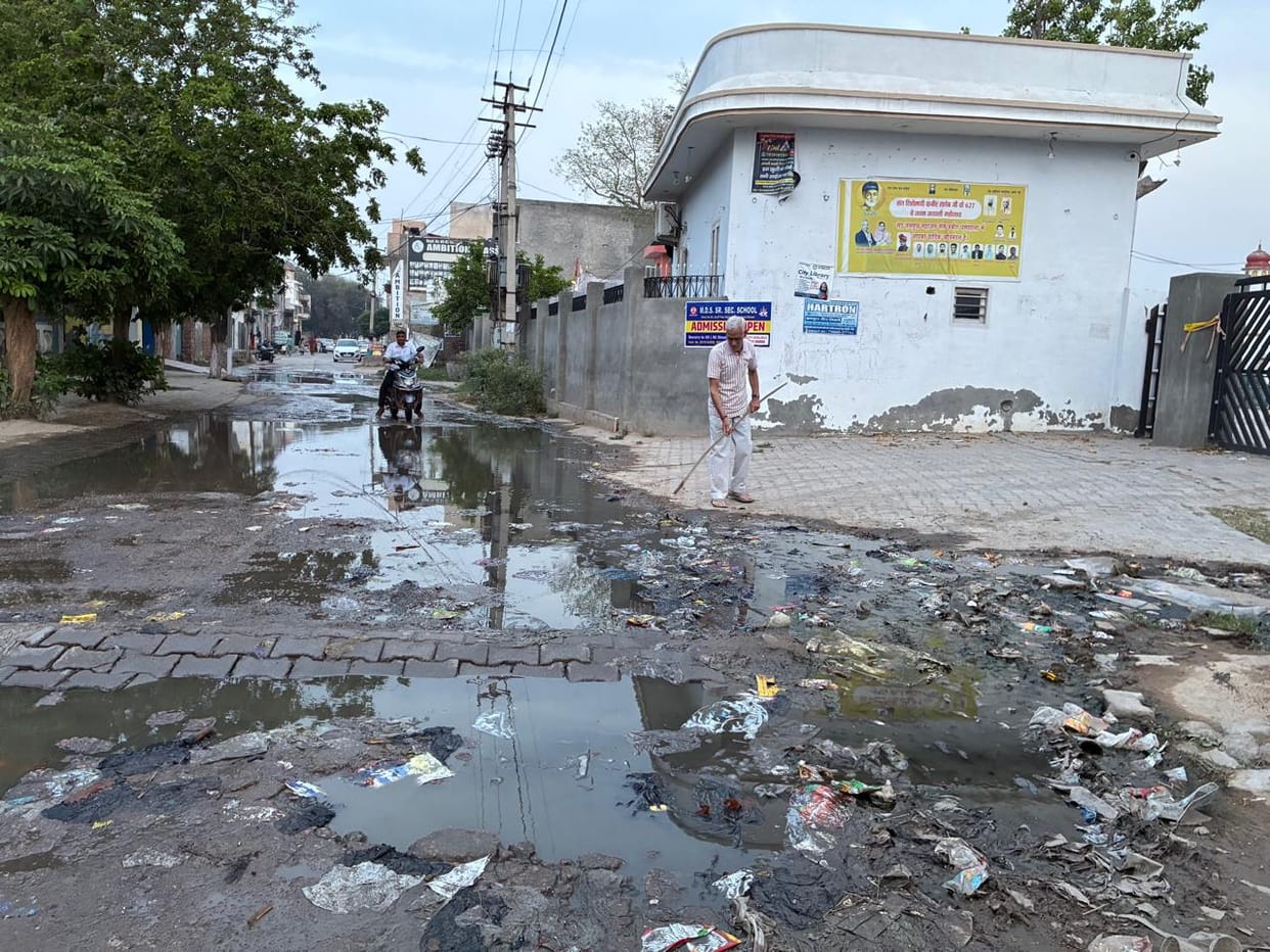 Everyday life passing through filth, the smell and slipperiness in the streets of Siwani have increased the trouble