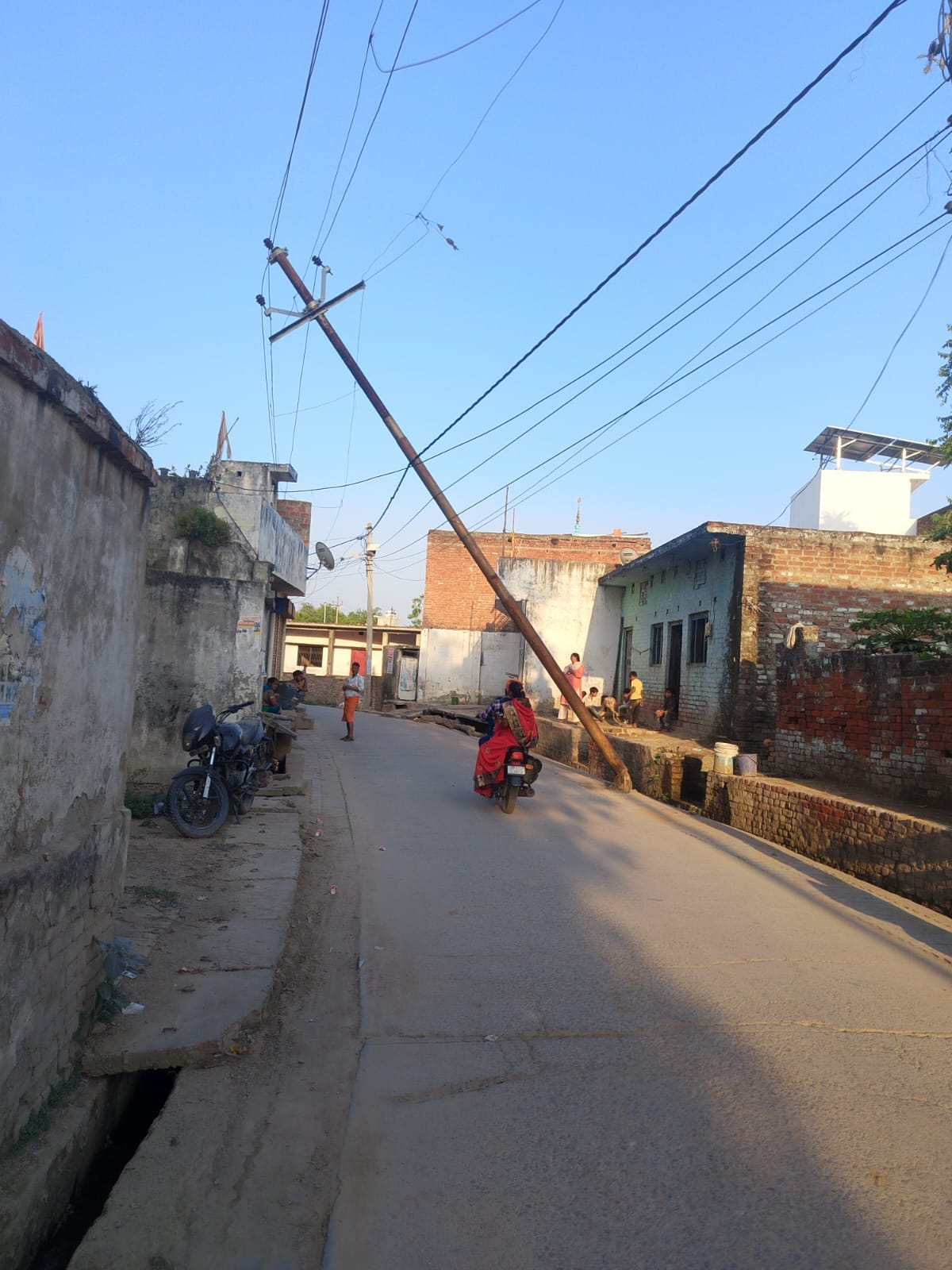 The pole of 11 thousand line broke and fell on the line of 220.