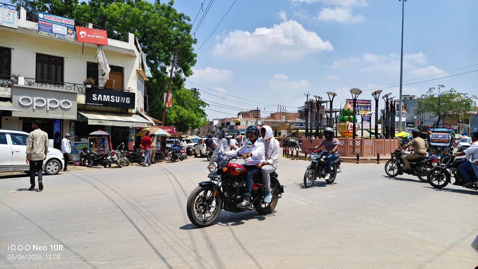 धूपछांव के बीच मंझनपुर चौराहे पर दिखा लोगों का चहल-पहल। संवाद