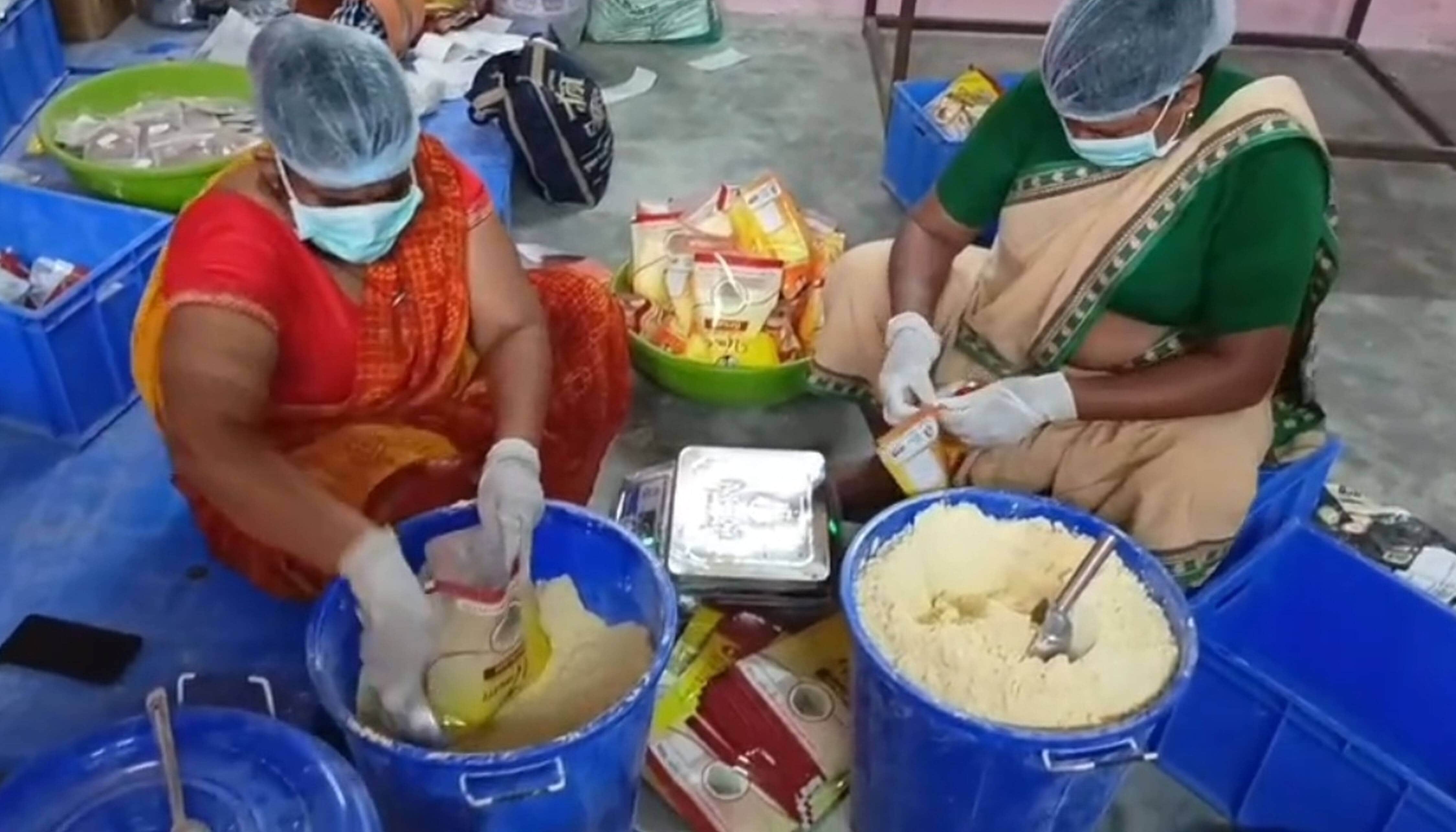 उतुरी में बेसन का पैकेट तैयार करतीं महिलाएं।-स्रोत एनआरएलएम