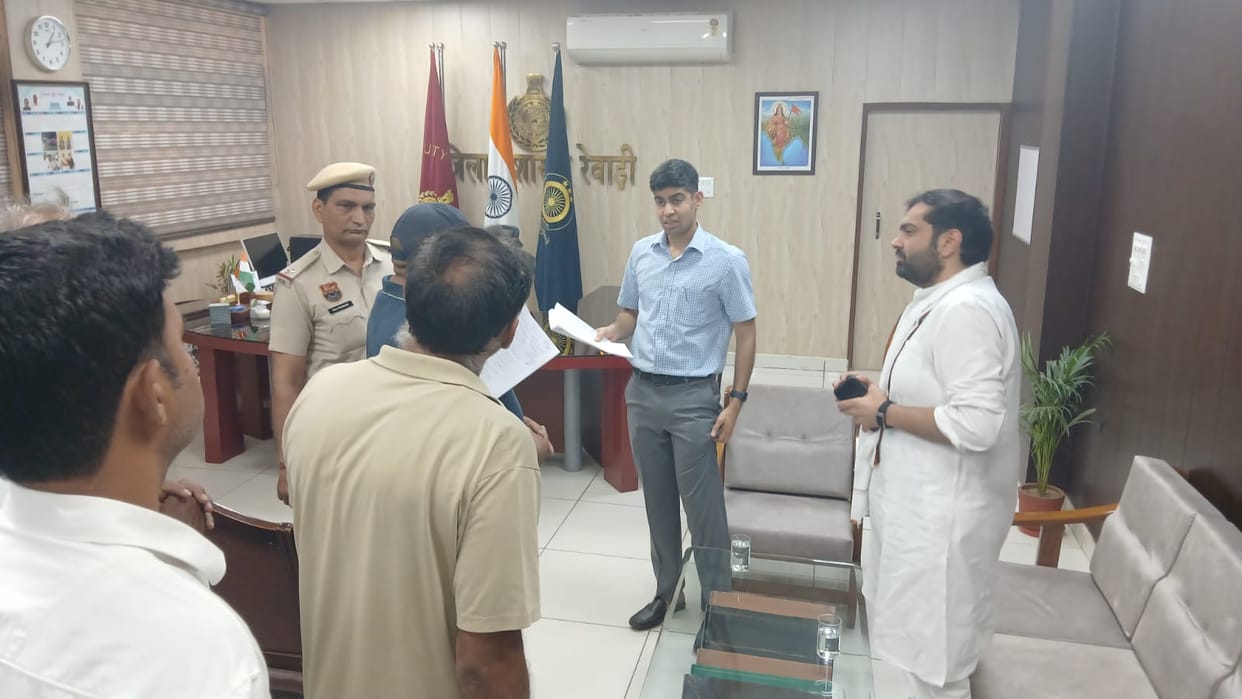 Chiranjeev complains to the DC about irregularities in the voter list in Ward 12.