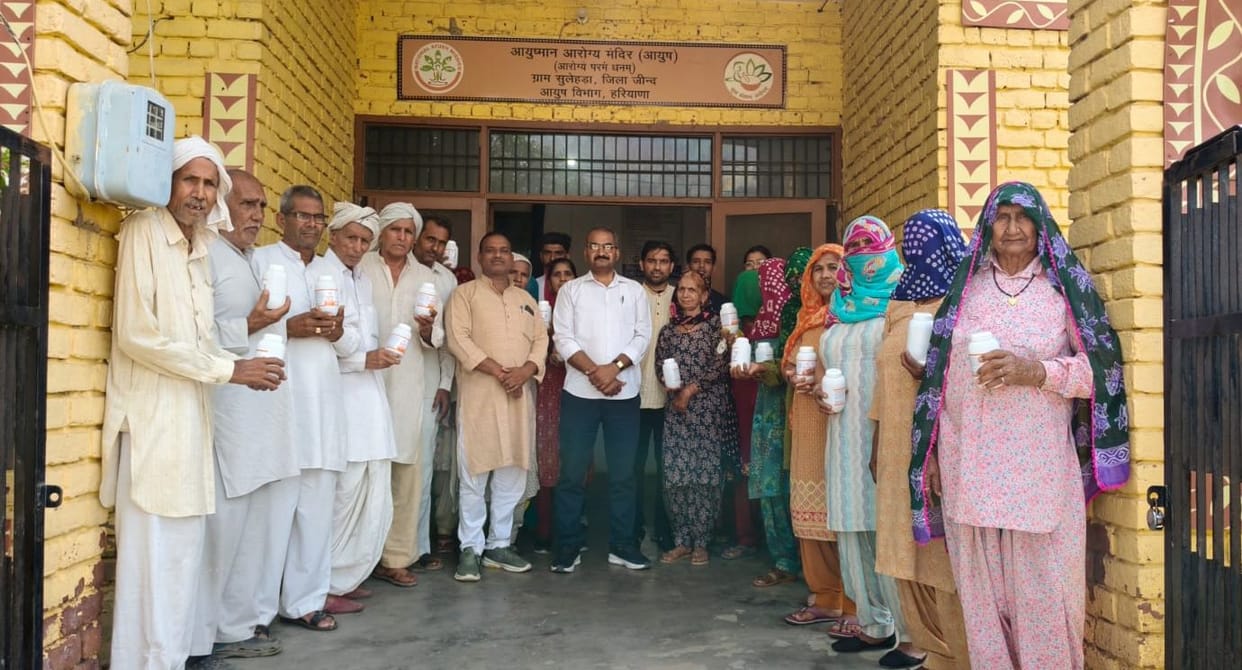 Health check-ups were conducted for the elderly, medicines were distributed, and measures to protect against the heat were suggested.
