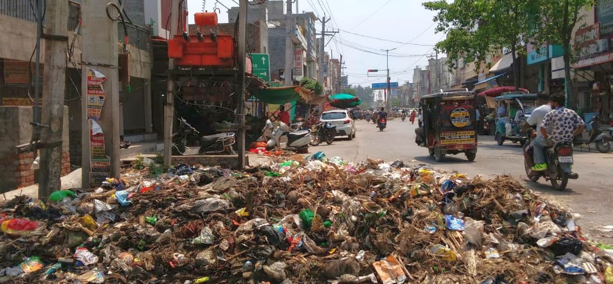Residents distressed by rising filth in the city; sanitation system becomes a crisis for Municipal Council officials.