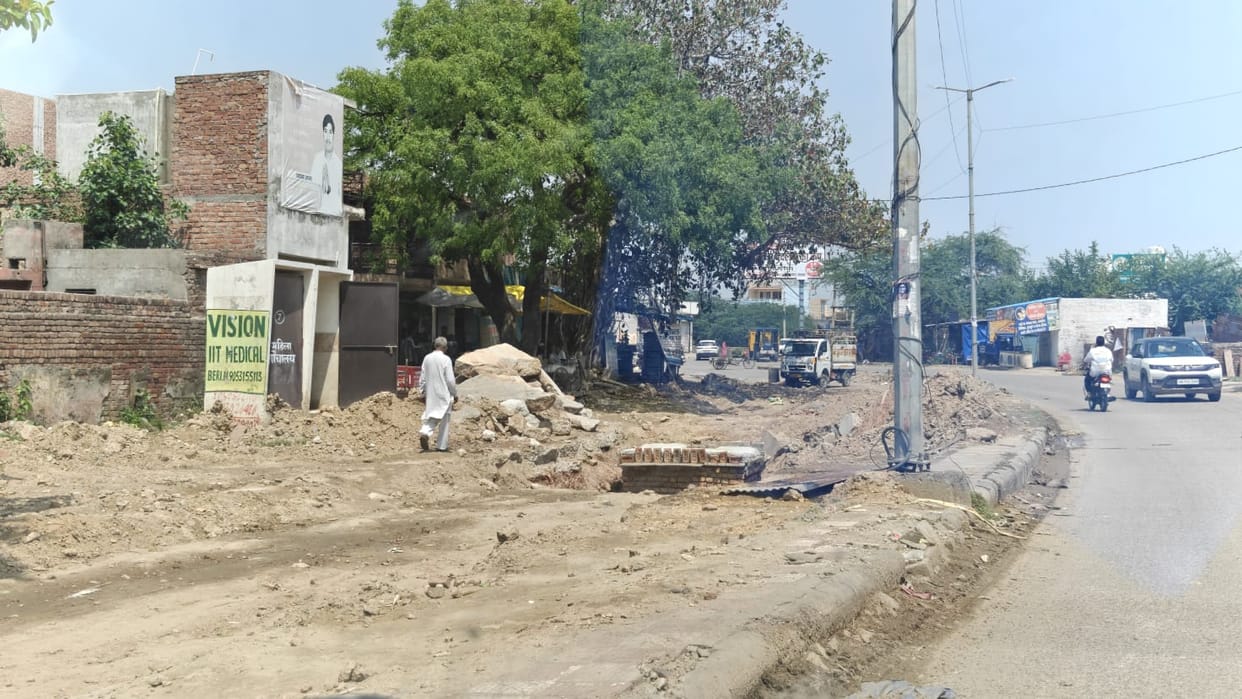 The road dug up to lay the sewer line has become a problem, and the one-way system is causing traffic jams.