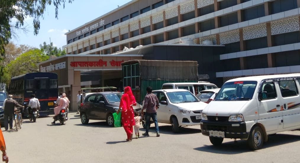 Illegal Parking Outside Emergency Ward at Civil Hospital; Patients Inconvenienced