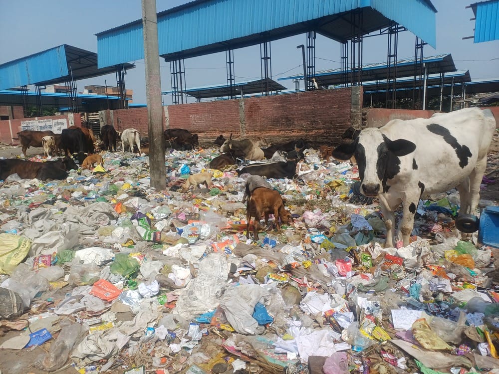 The strike worsens the situation in the Twin City, with heaps of garbage on the roads.