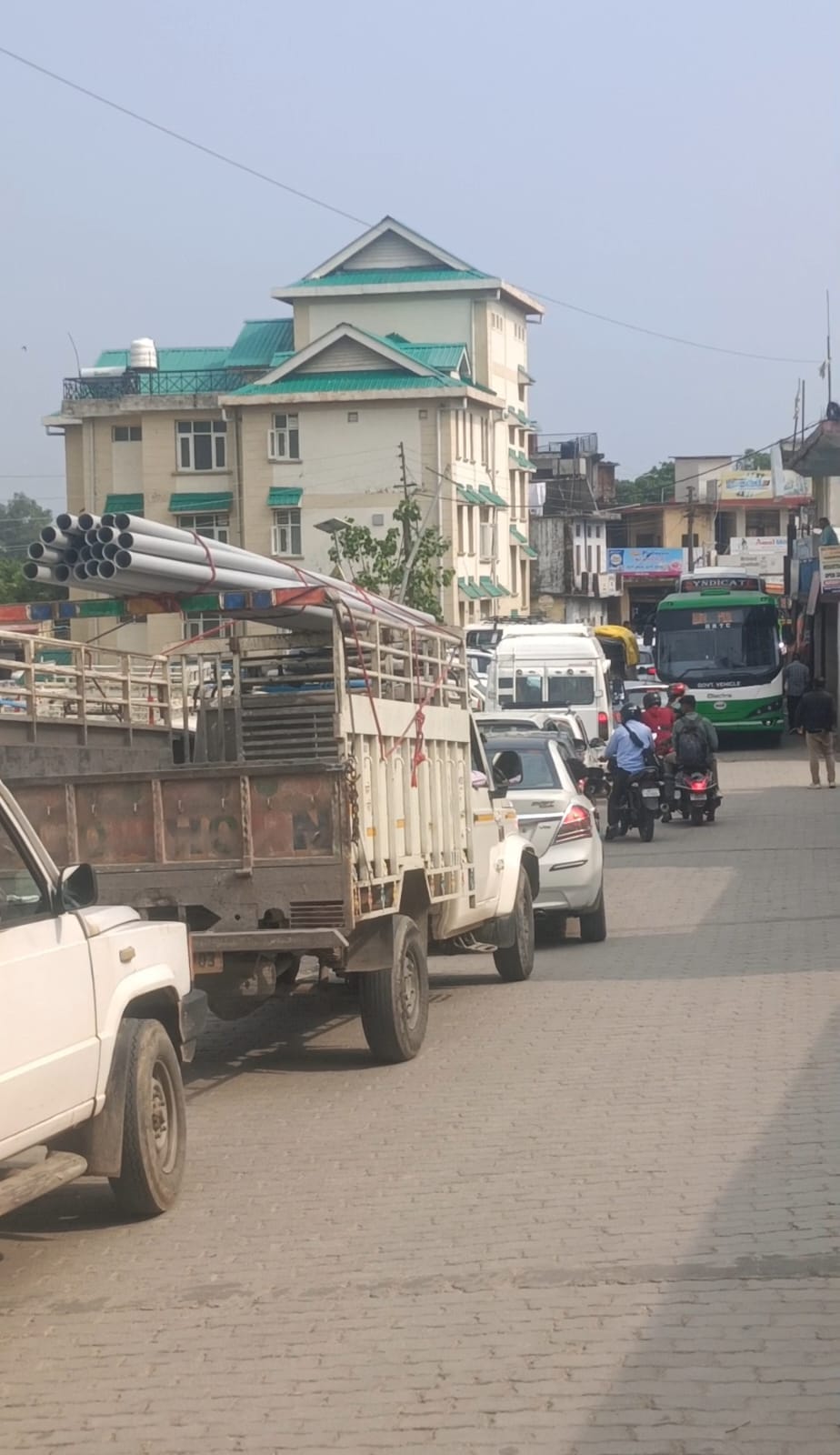 Traffic jam in Bijhari market causes problems, vehicles remain stuck for hours