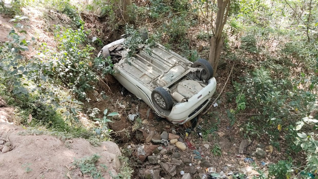 A car fell from a culvert on Haripur Road, four passengers sustained minor injuries.