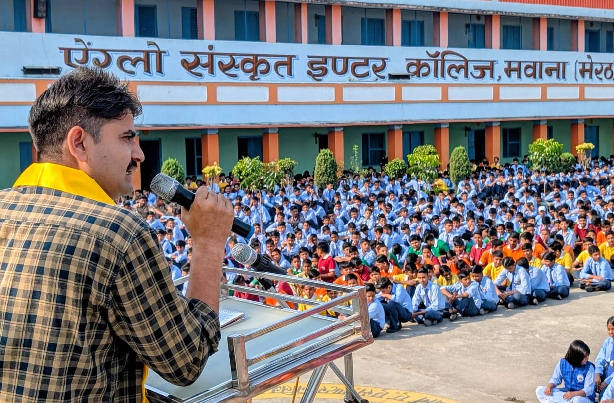 The actor who arrived at the school was welcomed