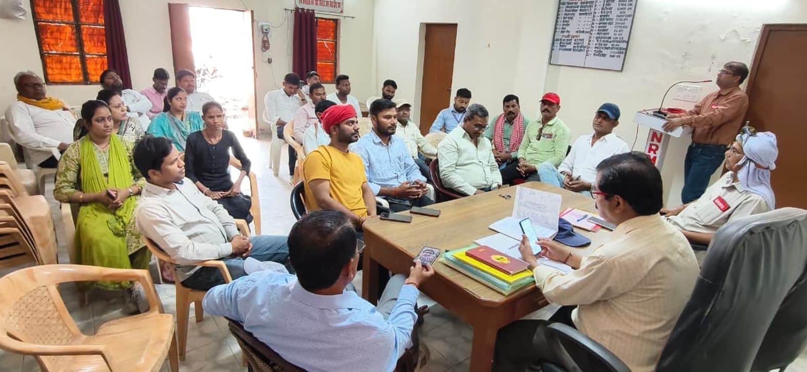 एनआरएमयू शाखा में आयोजित श्रद्धांजलि सभा को संबोधित करते वक्ता। स्रोत-रेलवे