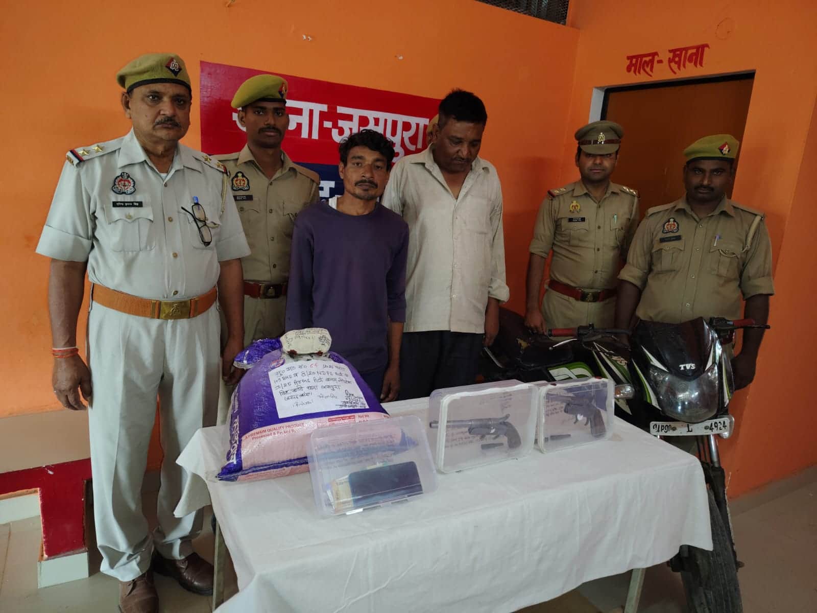 फोटो - 04 पुलिस की गिरफ्त में आरोपी व बरामद सामान। संवाद