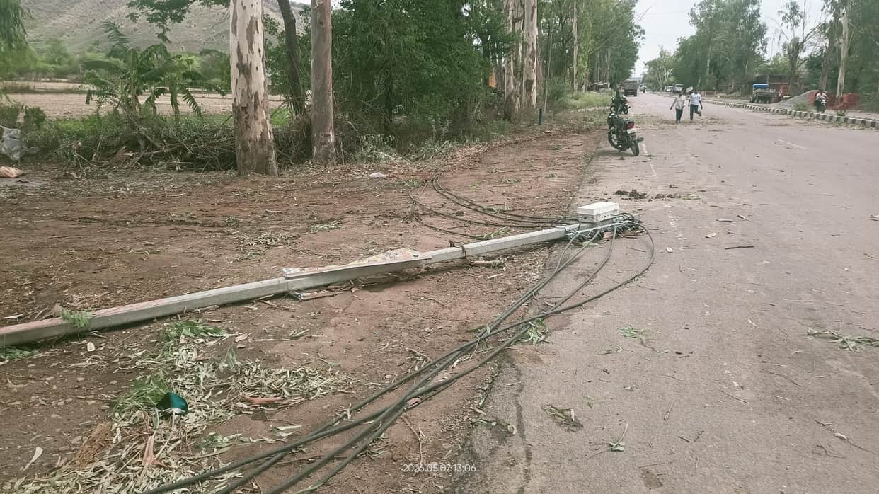 Due to the storm and rain, poles and trees were uprooted, electricity was cut off in Kalinjar since morning.