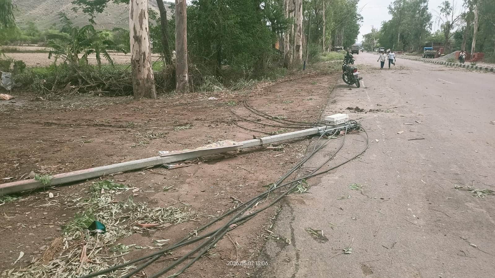 फोटो - 07 कालिंजर कस्बे में टूटा पड़ा बिजली का पोल। संवाद