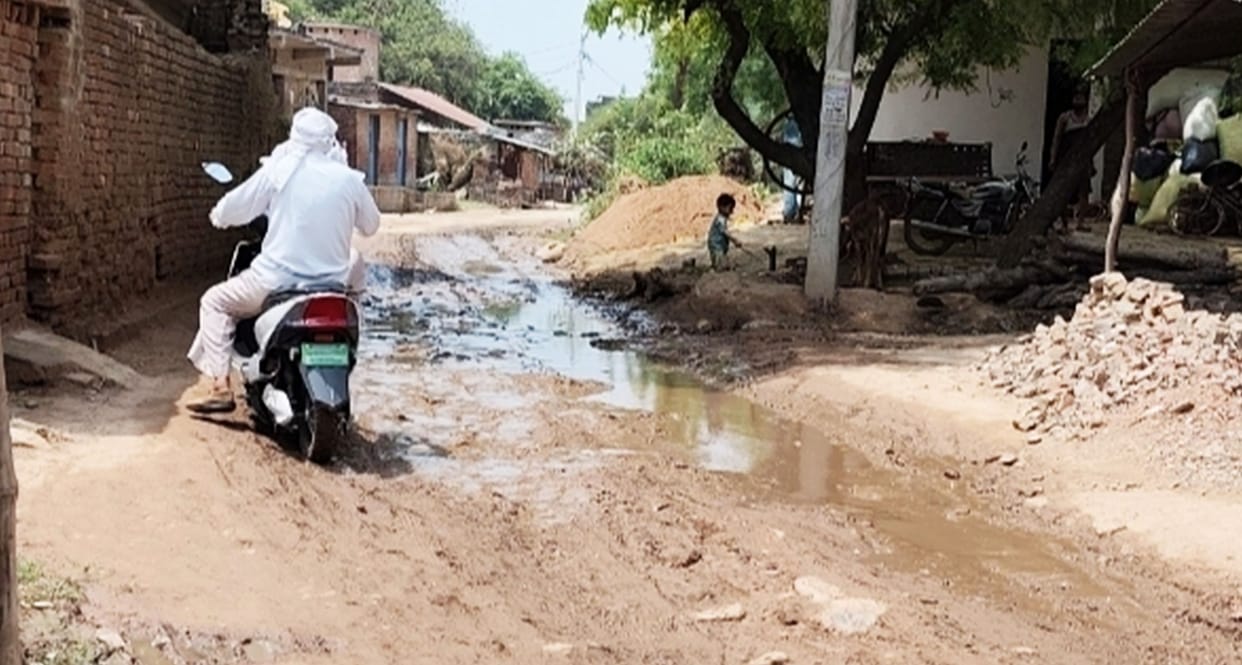 Gaura-Harijanpur road in bad condition for four years, traffic difficult