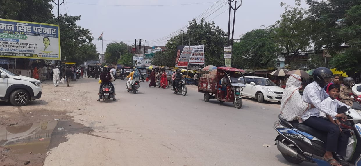 Interlocking will be done on the road side from Ghazipur Tiraha to Kachari Mor at a cost of one crore.