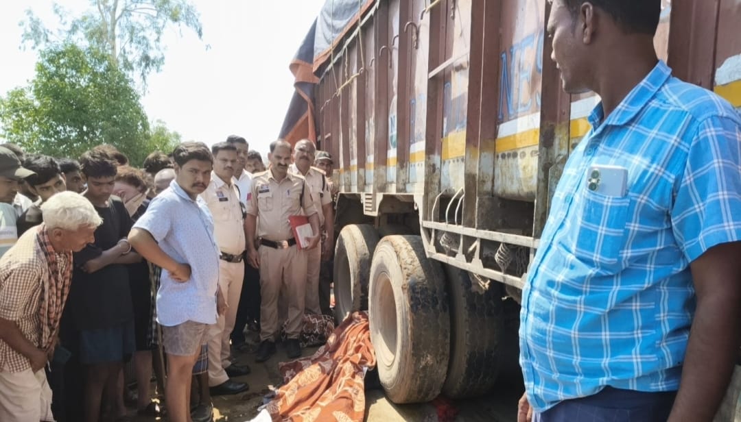 Tragic Road Accident in Kabirdham Husband and Wife Die After Bike Skids Child Safe