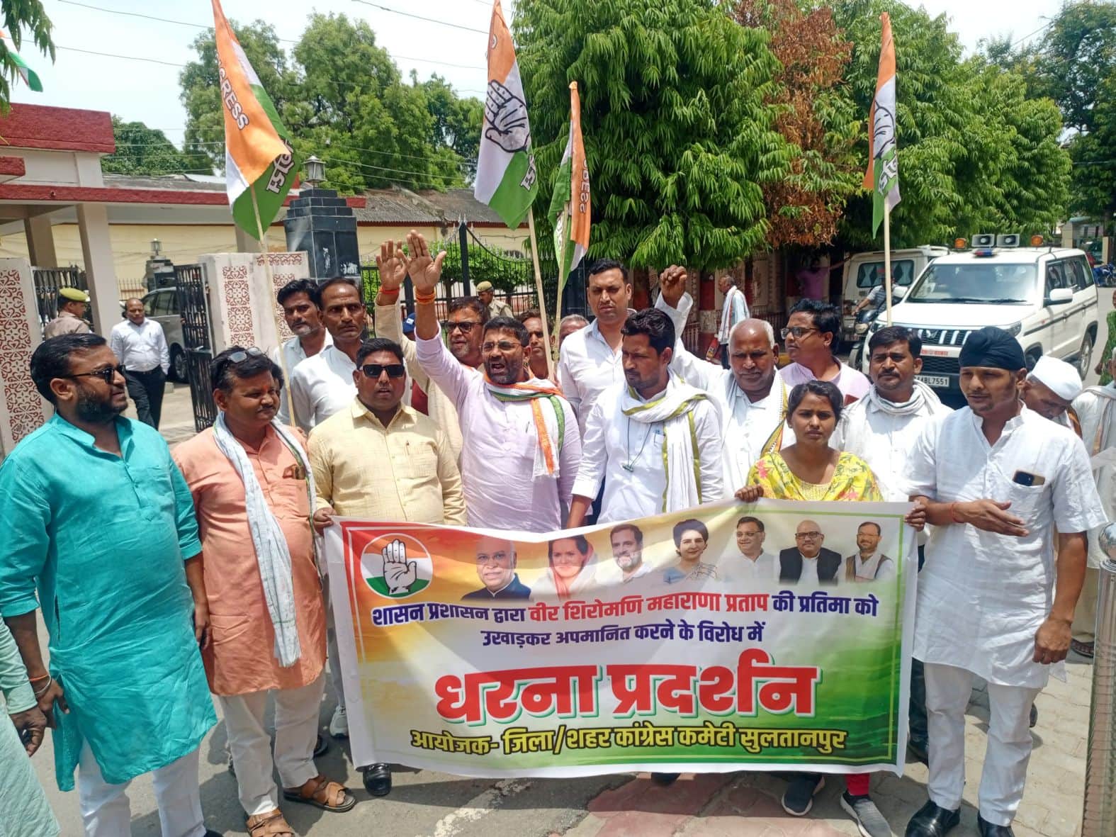  कलेक्ट्रेट में प्रदर्शन करते कांग्रेसी। स्रोत - पार्टी