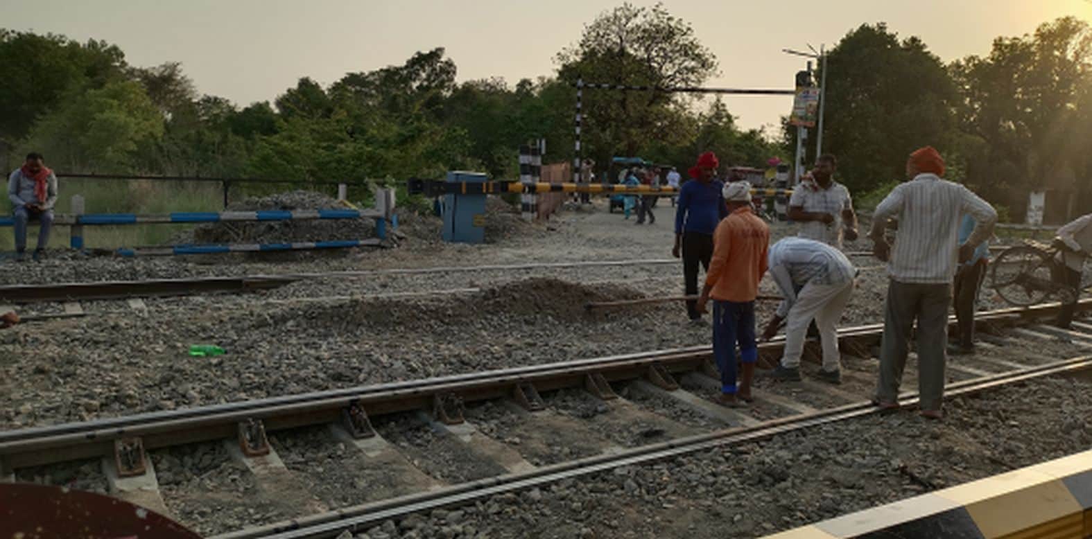 लंभुआ में जगन्नाथपुर रेलवे क्रॉसिंग पर काम करते मजदूर। संवाद