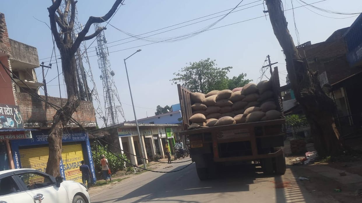 Power supply to 500 homes cut off after wire falls on trailer