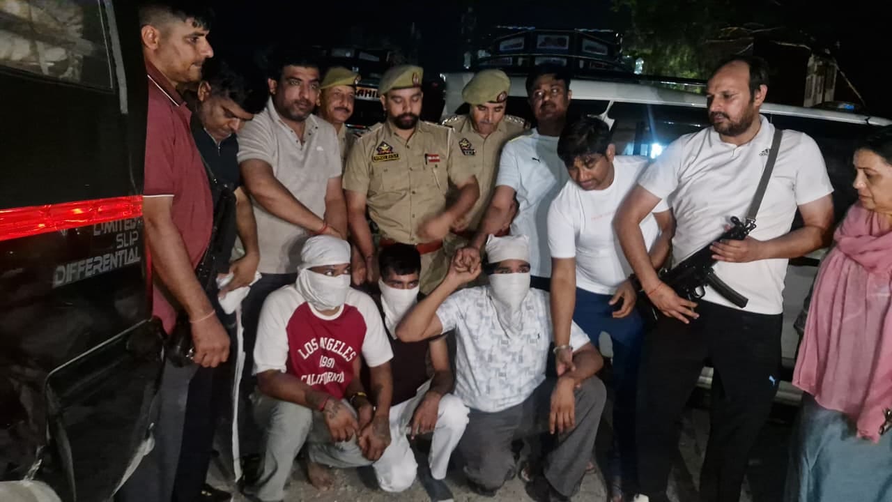 लखनुपर और दिल्ली पुलिस की ओर से की गई संयुक्त कार्रवाई के दौरान पकड़े गए तीनों आरोपी। संवाद