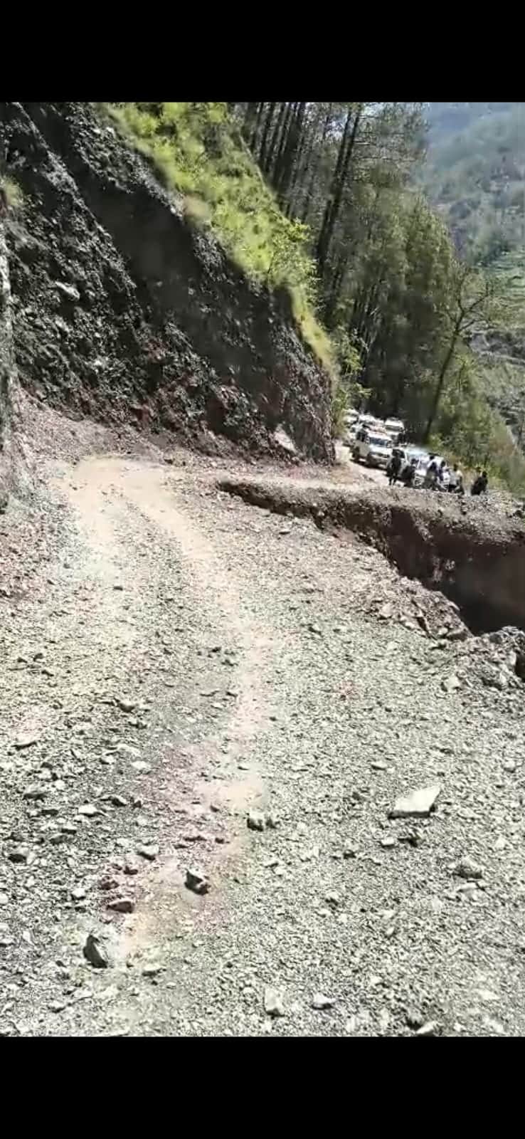 लोनिवि देवाल- खेता सड़क सूयालकोट में बंद।स्रोत जागरूक पाठक